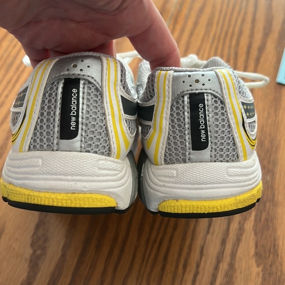 Girls New Balance running shoes size 3 1/2, yellow and white - Picture 3 of 6